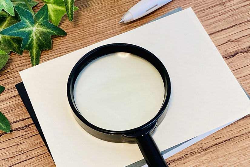 虫眼鏡とメモ帳