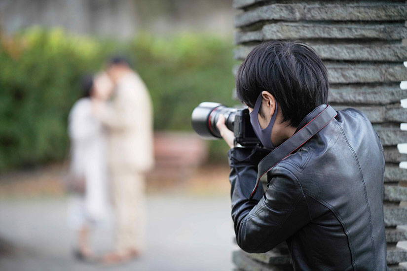 調査対象の写真を撮る探偵