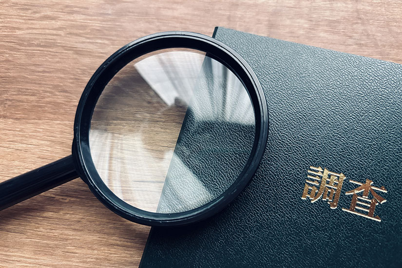 調査するイメージと虫眼鏡