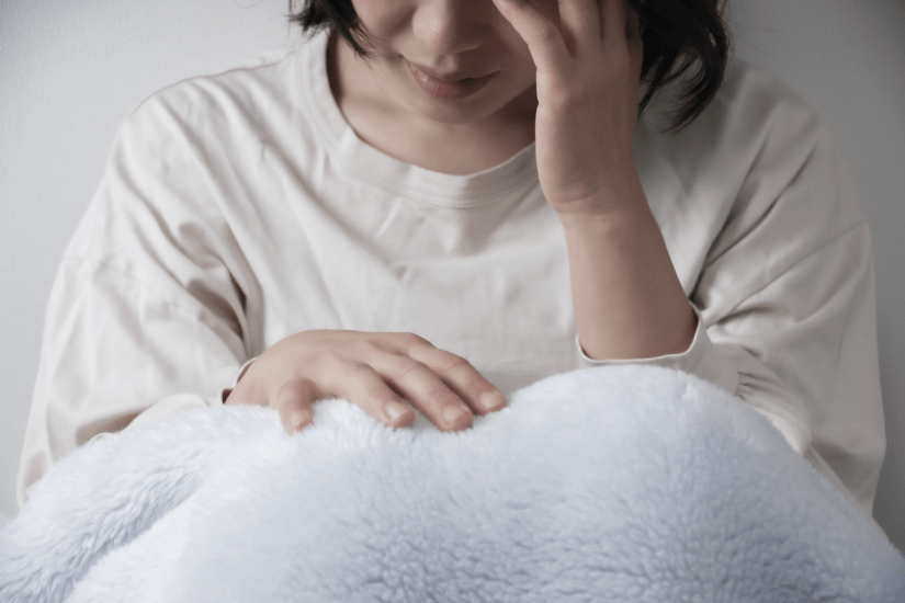 頭を抱えた女性