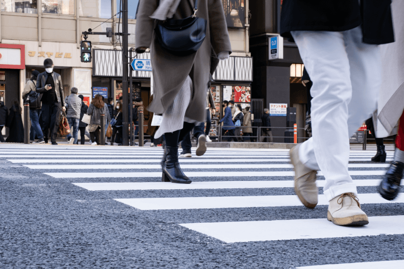 横断歩道を渡る足元